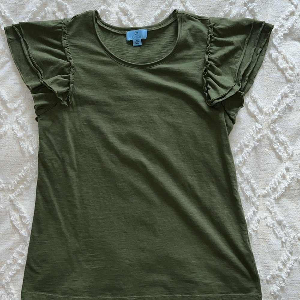 CeCe size M ruffle sleeve knit top